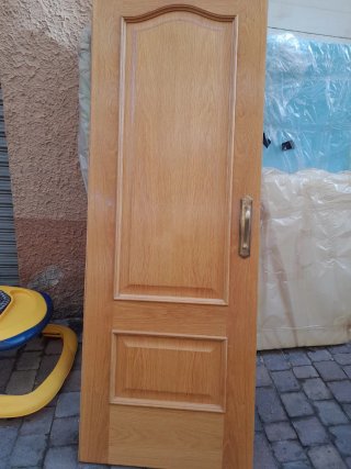 Puertas de roble con cristal y otras sin cristal
