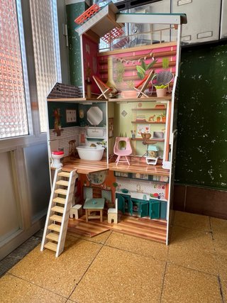 Casita de muñecas de madera con muebles