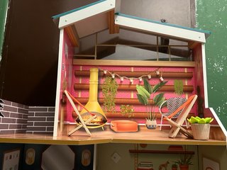 Casita de muñecas de madera con muebles
