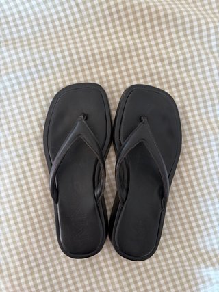 Sandalias negras Mango estilo chancla