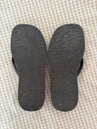 Sandalias negras Mango estilo chancla