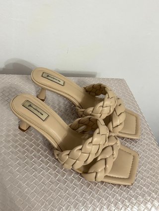 Sandalias tacón kitten Stradivarius beige