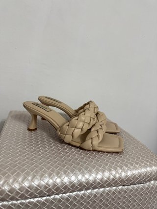 Sandalias tacón kitten Stradivarius beige