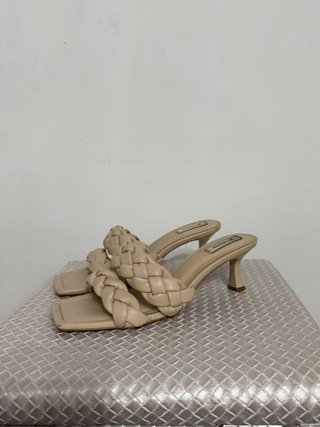 Sandalias tacón kitten Stradivarius beige