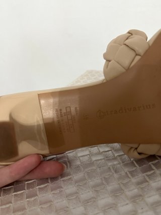 Sandalias tacón kitten Stradivarius beige