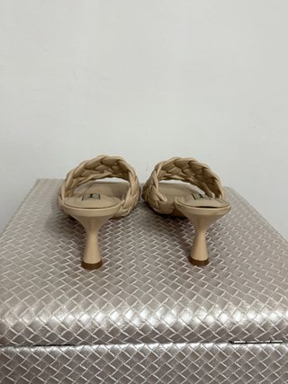 Sandalias tacón kitten Stradivarius beige