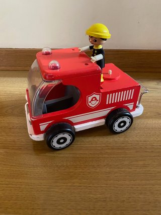 Camión de bomberos de madera con bombero Hape