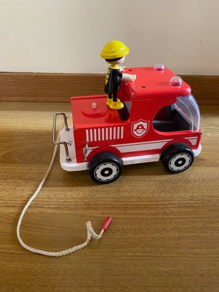Camión de bomberos de madera con bombero Hape