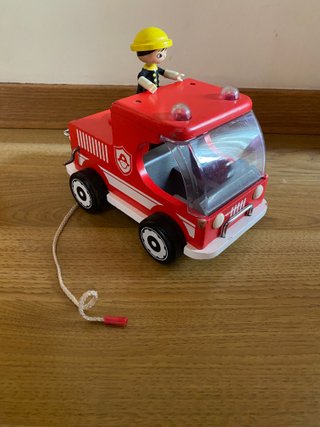 Camión de bomberos de madera con bombero Hape