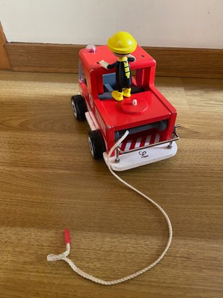Camión de bomberos de madera con bombero Hape