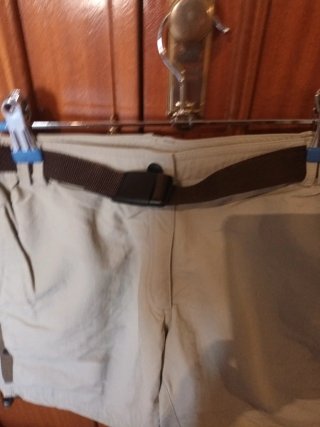 Pantalón corto deportivo beige.Unisex.