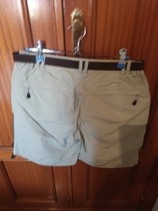 Pantalón corto deportivo beige.Unisex.