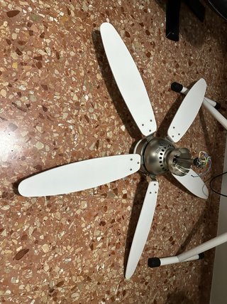 Ventilador de techo plateado y blanco