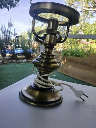 Lámpara de mesa dorada