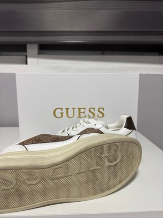 Zapatillas Guess Estampado con caja y tarjeta.