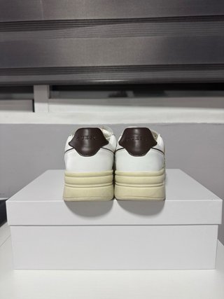 Zapatillas Guess Estampado con caja y tarjeta.