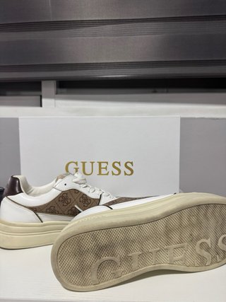 Zapatillas Guess Estampado con caja y tarjeta.