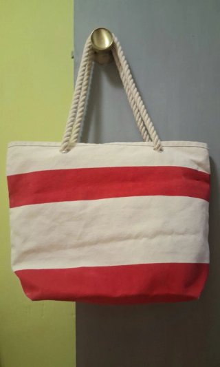 Bolsa de playa a rayas rojas y blancas