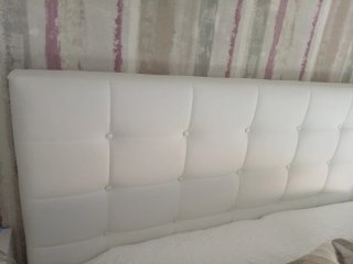 Cabecero, mesillas y somier blanco