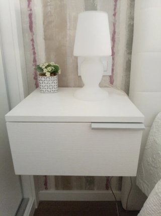 Cabecero, mesillas y somier blanco