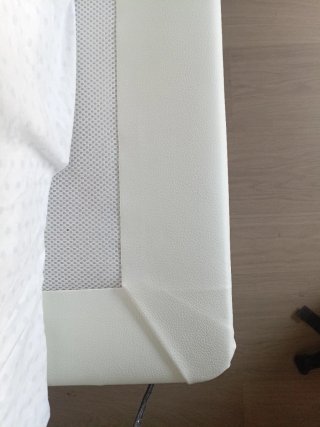 Cabecero, mesillas y somier blanco