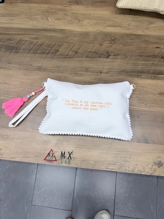 Pochette Mr.X1 Lab con frase ricamata