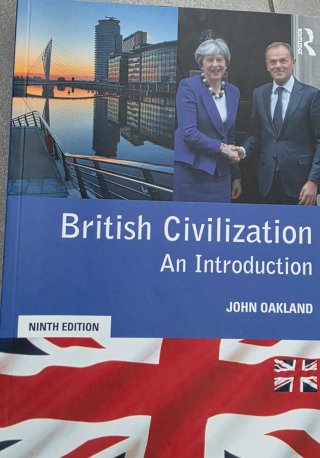 Lote de nueve libros sobre civilización y lengua.