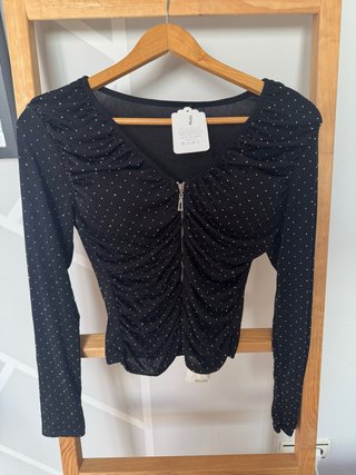 Top negro con cremallera y brillos
