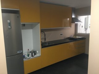Muebles de cocina amarillos y plateados