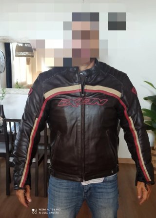 Chaqueta de cuero para moto con protecciones.