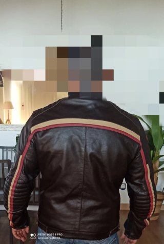 Chaqueta de cuero para moto con protecciones.