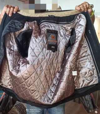 Chaqueta de cuero para moto con protecciones.