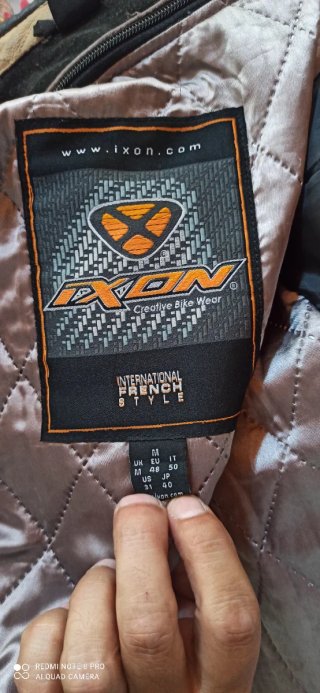 Chaqueta de cuero para moto con protecciones.