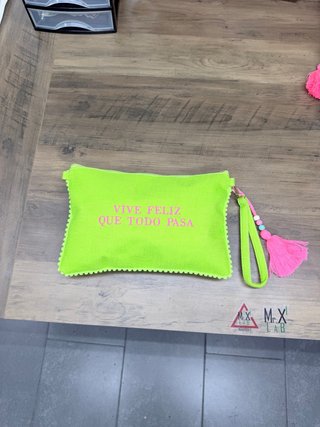Pochette con ricamo VIVE FELIZ QUE TODO PASA