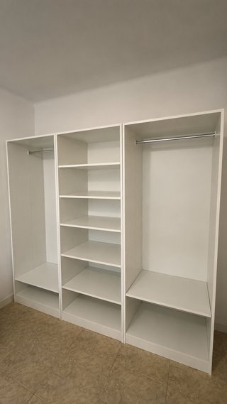 Armario modular blanco sin puertas