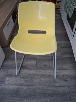 Silla amarilla de plástico y metal