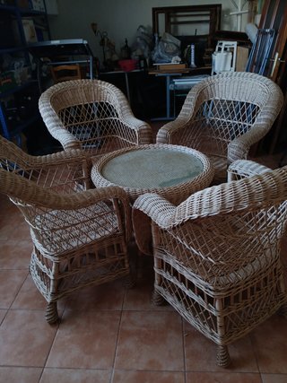 Mesa y sillones de mimbre