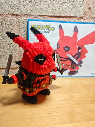 Figura de Bloques Deadpool-Pikachu (1.500 piezas)
