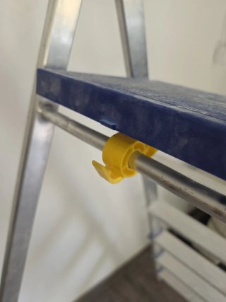 Escalera aluminio 6 peldaños, anclaje de seguridad