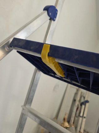 Escalera aluminio 6 peldaños, anclaje de seguridad