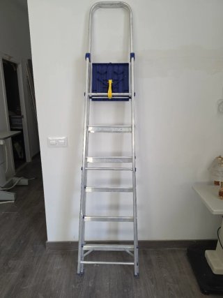 Escalera aluminio 6 peldaños, anclaje de seguridad