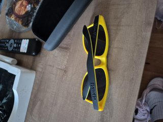 Gafas de sol negras y amarillas