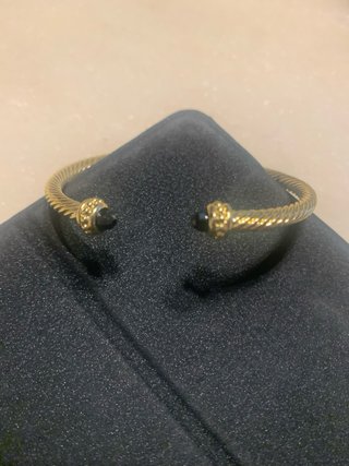 PULSERA DORADA PIEDRAS NEGRAS