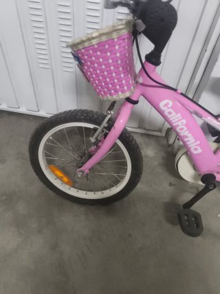 Bicicleta infantil rosa con cesta