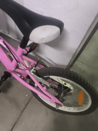 Bicicleta infantil rosa con cesta