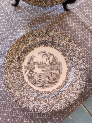 Platos Mariano Pola y Cía. Diseño clásico.