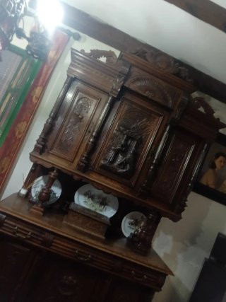 Mueble antiguo de madera tallada