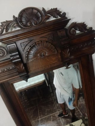Mueble antiguo de madera tallada