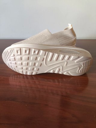 Zapatillas beige cómodas