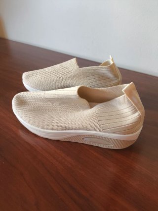 Zapatillas beige cómodas